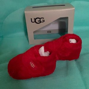 Red bootie crib 👟